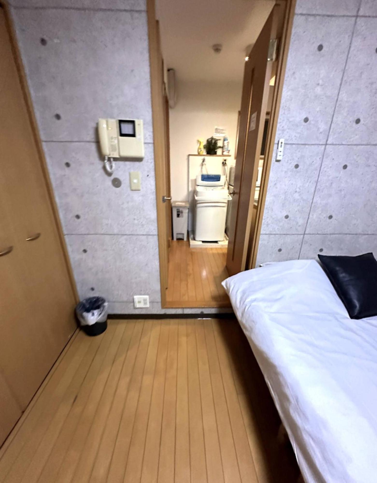 Amika First303 โตเกียว